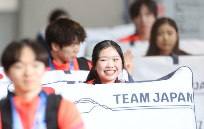 フィギュアスケートのチームメートとともに帰国した中井亜美（中央）＝２４日、成田空港