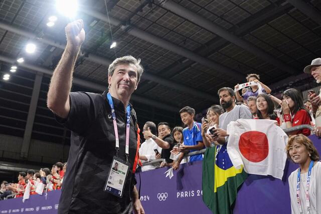 退任を明言したバレーボール男子日本代表のフィリップ・ブラン監督＝パリ（共同）