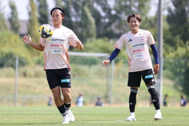 J1第24節・新潟-広島へ向けて前日練習するMF笠井佳祐(左)とMF植村洋斗=7月19日、聖籠町の専用練習場