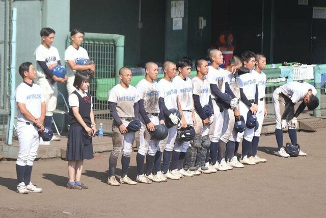 小出－見附　試合終了後、ベンチ前に整列する見附の選手ら＝柏崎市佐藤池球場