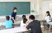 中学生に数学を教える上越教育大の学生ら=上越市福祉交流プラザ