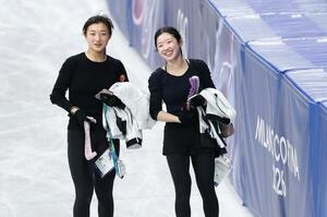 公式練習を終え、引き揚げる坂本花織(左)と中井亜美=14日、ミラノ(共同)