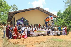 新設されたタラヒティヤ小学校の校舎＝３月、スリランカ