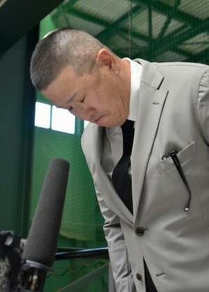 記者会見で謝罪する中日の小山伸一郎2軍投手統括コーチ=16日、名古屋市