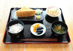 三角揚げを主菜にした人気メニュー「三角定食」