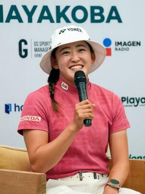 開幕前日の記者会見で笑顔を見せる岩井千怜=エルカマレオンGC(共同)