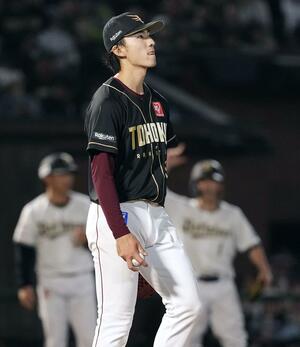 5回、オリックス・福田(奥右)に適時三塁打を許した楽天・荘司康誠=楽天モバイルパーク