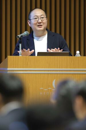 「にいがた官民デジタル革新フォーラム」で生成AI活用について語る石山洸所長=11月5日、新潟市中央区