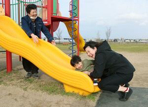 春のような陽気の中、公園で遊ぶ親子。県の子育て支援事業について当事者からさまざまな意見が出た=2月14日、新潟市東区