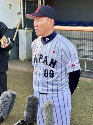 取材に応じる野球日本代表の井端弘和監督=さいたま市