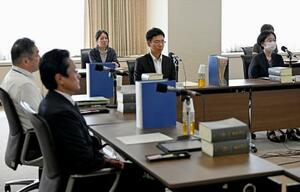 法務省で開かれた刑事司法手続きの在り方を法曹三者らで話し合う有識者協議会=24日午後