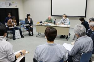 新潟水俣病の患者を対象にしたアンケート調査に向けて関係者が話し合った会議=24日、新潟市北区