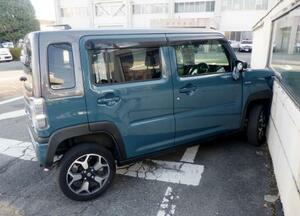 　群馬県警高崎署の塀に突っ込んだ軽乗用車＝１０日午後（同県警提供）