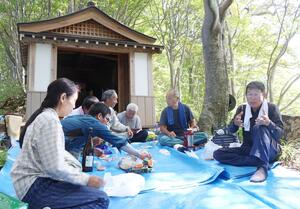 年に1度の地蔵祭りで再会を喜び合う住民たち=柏崎市折居