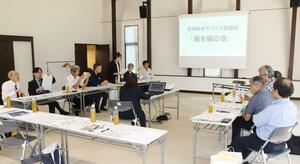 渋沢栄一にゆかりがある長岡市、埼玉県深谷市、岡山県井原市の3地域での交流を目指して話し合う関係者=長岡市小国町横沢