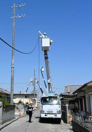 突風被害のあった静岡県牧之原市で行われる電気の復旧作業=8日午後