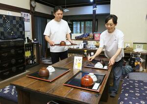 「旅宿 やす田」の営業を再開した安田和弘さんと真生未さん夫婦=6月10日、石川県七尾市