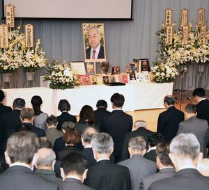 参列者が小林達雄さんをしのんだ「お別れの会」＝３０日、長岡市台町２