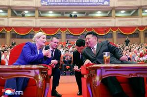 ロ朝の芸術団による公演の観覧に臨むロシアのリュビモワ文化相(手前左)と北朝鮮の金正恩朝鮮労働党総書記(同右)=29日、平壌(朝鮮中央通信=共同)