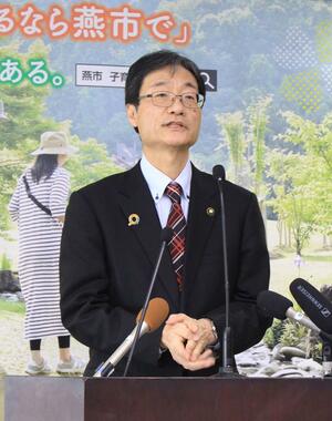 会見で5選不出馬について説明する、燕市の鈴木力市長=燕市役所