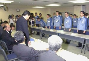 トラブル隠しを巡り、経済産業省原子力安全・保安院（当時）の立ち入り検査を受ける柏崎刈羽原発＝２００２年９月