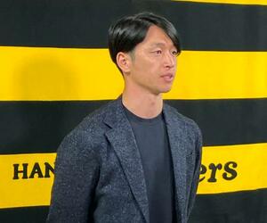 　国内ＦＡ権を行使せずに残留すると表明した阪神・近本＝１１日、兵庫県西宮市