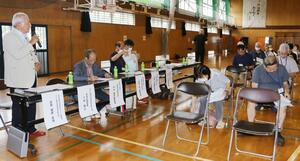 アンケート結果の報告会。自治会役員ら約90人が集まった=9月28日、新潟市西区