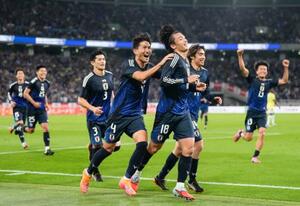 日本―ブラジル 後半、上田(18)がチーム3点目のゴールを決め、喜ぶ日本代表=味の素スタジアム