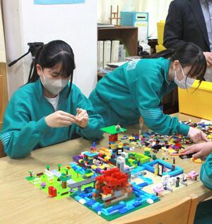 ブロックで未来の中郷を考えた中郷中の2年生=上越市中郷区