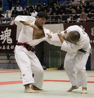男子団体5人制決勝 開志国際-新潟第一 開志国際の長谷川時道(左)が相手と競り合う=新潟市鳥屋野総合体育館