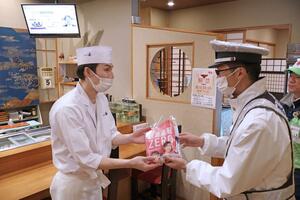 料理店を回って飲酒運転防止を呼びかける柏崎署員ら=柏崎市