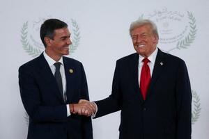 　エジプト・シャルムエルシェイクで、トランプ米大統領（右）と握手するスペインのサンチェス首相＝２０２５年１０月（ロイター＝共同）
