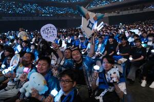 東京・有明アリーナで開催された、Vチューバーの天音かなたさんの単独ライブで盛り上がるファン=13日