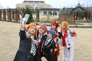 庭園で写真撮影を楽しむコスプレイヤーたち=4月6日、見附市新幸町