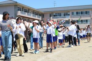 運動会で豊浦音頭を踊る子どもら=新発田市大伝