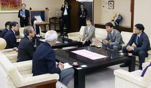 本県初進出を報告するベネフィット・ワンの白石徳生社長(右から2人目)=2月1日、県庁