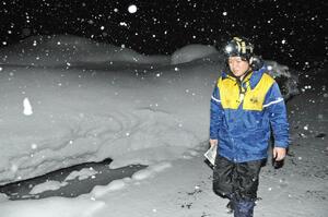 雪の中、一軒一軒を回って新聞を届ける黒滝真理さん＝南魚沼市五十沢