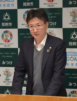 記者会見をする見附市の稲田亮市長=11月18日、市役所