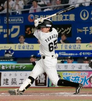 7回ロッテ無死三塁、寺地が投前に勝ち越し打を放つ=ZOZOマリン