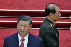 3月、中国の習近平国家主席(左)と何衛東・中央軍事委員会副主席=北京の人民大会堂(共同)