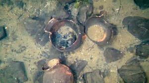 琵琶湖にある葛籠尾崎湖底遺跡で確認された古墳時代中期の土師器の甕(滋賀県提供)