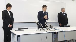 入試の採点ミスについて陳謝する県立大の若杉隆平学長(中央)=26日、新潟市東区