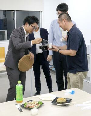 BYSNで焙煎したコーヒーのハンドドリップ実演や試飲=三条市須頃2