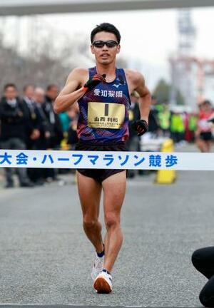日本選手権ハーフマラソン競歩男子を1時間20分34秒の世界記録で制した山西利和=六甲アイランド甲南大周辺コース