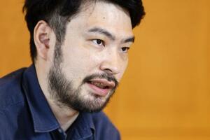 　「小説を上手に読む一番手っ取り早い方法は、自分で書いてみること」と話す小川哲さん