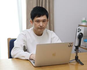 退職代行の相談をLINEで受ける田村広流さん=新潟市中央区