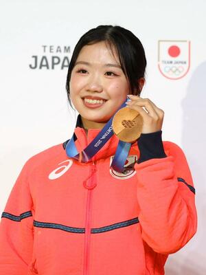 記者会見で写真撮影に応じる中井亜美選手＝東京都内のホテル