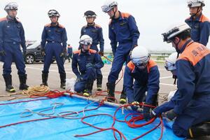 水害時対応の基礎を学ぶ若手隊員=長岡市信濃2