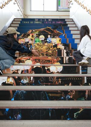 地域住民が協力して設置した「村上大祭」の階段アート=JR村上駅