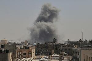 15日、パレスチナ自治区ガザ南部ハンユニスで、イスラエル軍の空爆後に上がる煙(AP=共同)